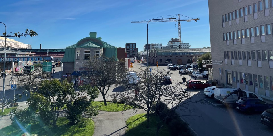 Slakthusplan mot sydväst från gångbro vid Globens tunnelbanestation.